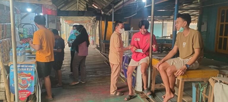 Kabut Asap Masih Selimuti Palangka Raya, 10 Ribu Masker Dibagikan di Kereng Bangkirai