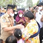 Di Tengah Dampak Karhutla, Warga Pahandut Terima BLT KHBS dan Paket Pangan