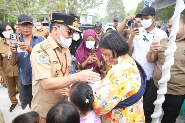 Di Tengah Kabut Asap, 500 Warga Kereng Bangkirai Terima Bantuan Pangan dan BLT KHBS