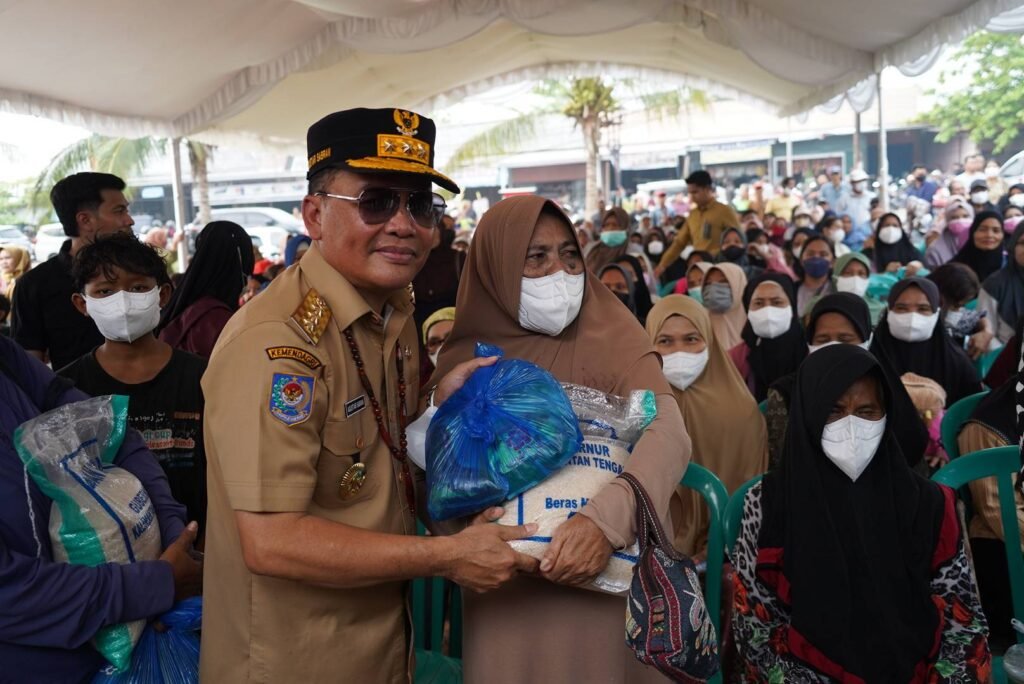 Karhutla dan Kekeringan Menghantam, Warga Langkai Terima 500 Paket Pangan dan BLT KHBS