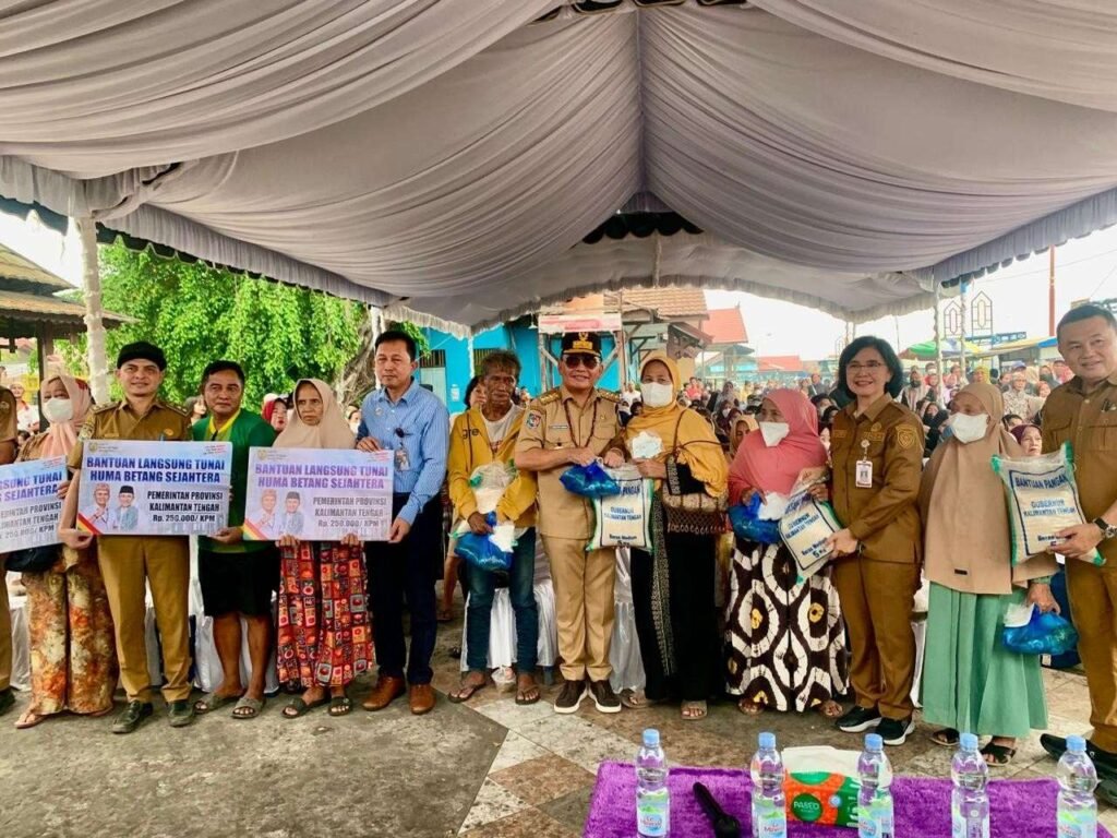 Di Tengah Dampak Karhutla, Warga Pahandut Terima BLT KHBS dan Paket Pangan