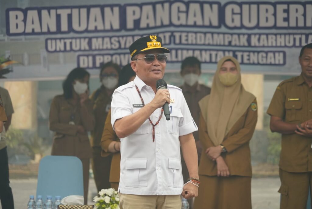 Di Tengah Kabut Asap, Gubernur Agustiar Sabran Salurkan Paket Bantuan untuk Warga Bukit Tunggal