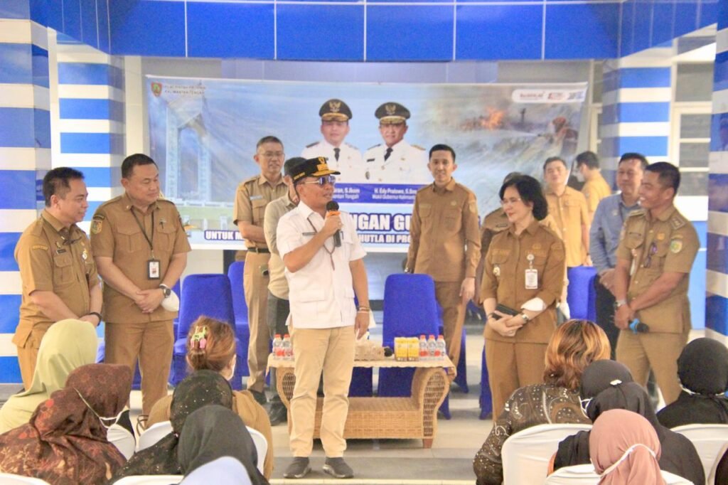 Warga Pahandut Seberang Terima Banpang dan BLT KHBS, Pemprov Kalteng Siapkan 10 Juta Liter Air Bersih