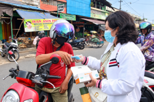 Pancani Gandrung Bagikan Masker Gratis, Sediakan Rumah Oksigen