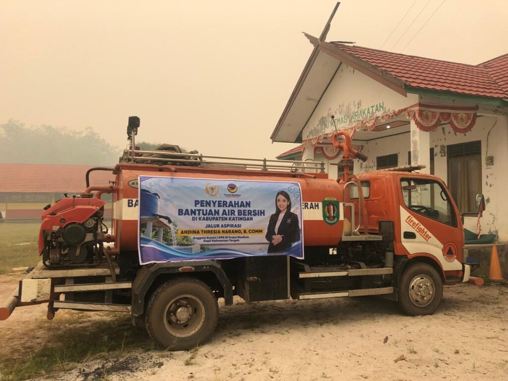 Air Bersih Jadi Kebutuhan Mendesak, Andina Thresia Narang Salurkan Bantuan untuk Warga Terdampak Karhutla