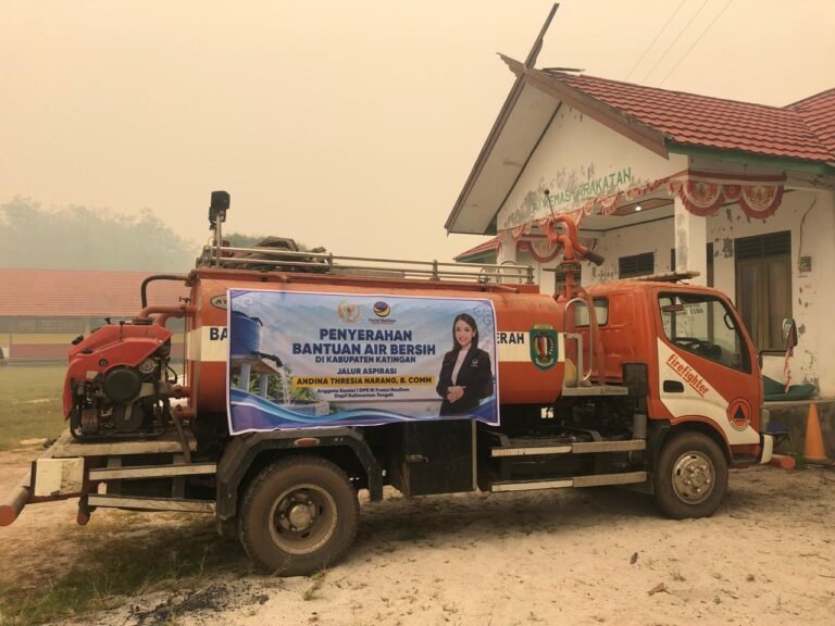 Air Bersih Jadi Kebutuhan Mendesak, Andina Thresia Narang Salurkan Bantuan untuk Warga Terdampak Karhutla