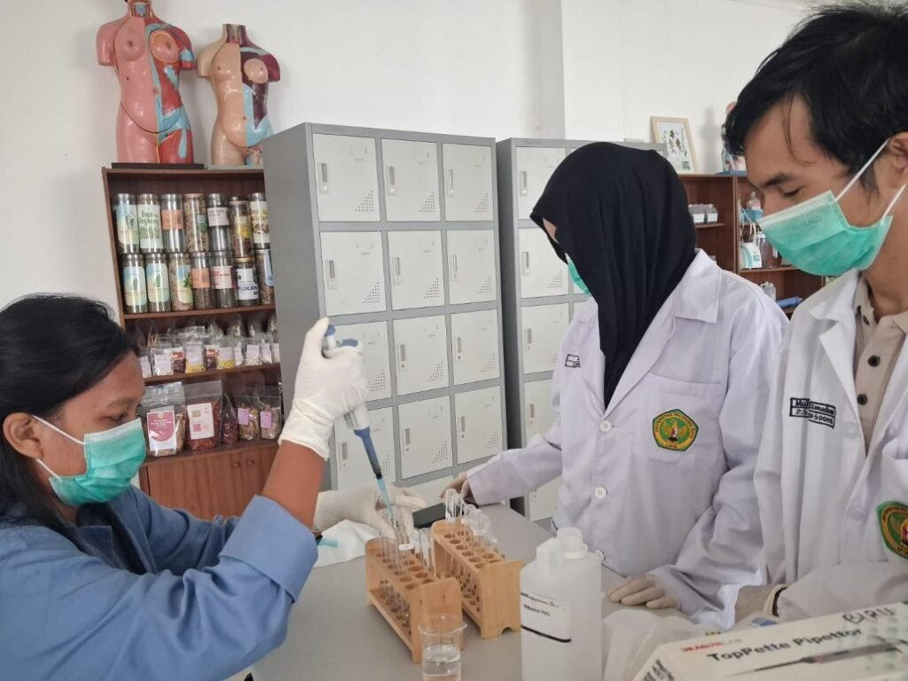 Mahasiswa UPR Sulap Kayu Tumih dan Daun Putat Jadi Bedak Dingin untuk Kulit Berminyak
