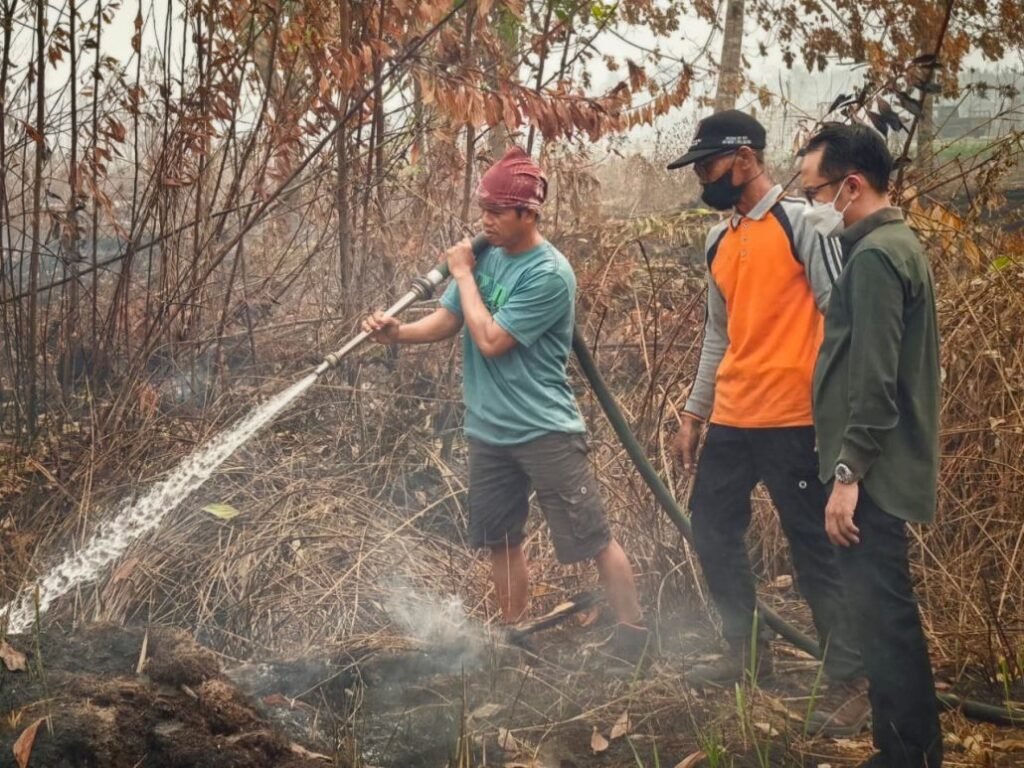 Uji Dua Cairan Pembasah di Lahan Gambut, Fairid Cek Langsung Efektivitas Pemadaman Karhutla