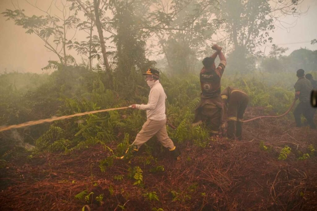 Gubernur Agustiar Turun ke Titik Api, Ekskavator Diminta Segera Buka Kanal di Kobar
