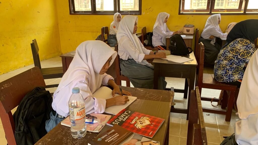 Sempat Tertunda, Lilis Kembali ke Bangku Sekolah Lewat Bantuan KHBS
