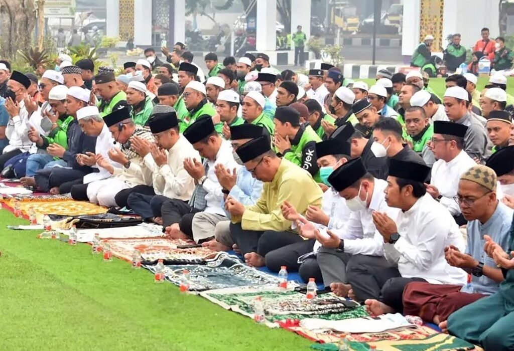Saat Kabut Asap Menebal, Ratusan Ojol dan Pemko Palangka Raya Bersujud Memohon Hujan