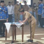 Fairid Naparin Turun ke Lokasi Karhutla Jalan Merdeka, 8 Regu Berjibaku Hadapi Api di Lahan Gambut