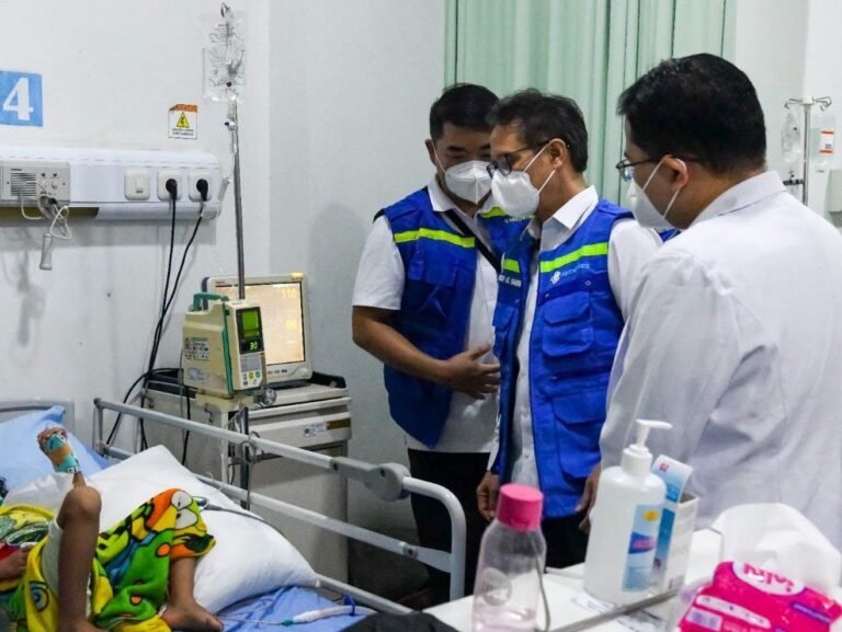 Menkes Budi Gunadi Cek Dampak Kabut Asap di Palangka Raya: “Kalau Bisa Jangan Keluar Rumah”