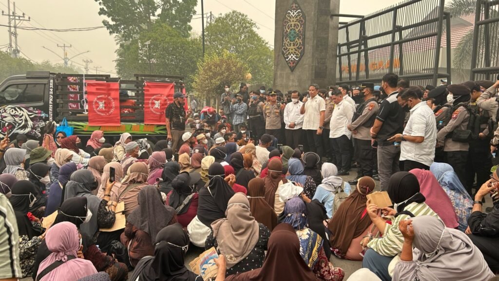 Massa Koperasi Sembuluh 2 Datangi Polda Kalteng, Minta Penjelasan Kasus Ketua Terpilih