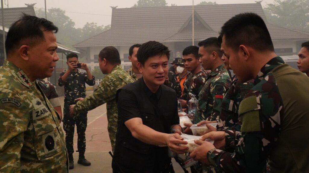 Bobon Santoso Masak untuk Pejuang Karhutla, Pangdam XXII/Tambun Bungai Turun Langsung ke Tumbang Nusa