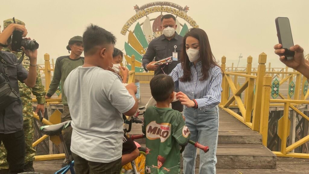 Reses di Tengah Karhutla, Andina Thresia Narang Cek Sumur Bor dan Bawa Bantuan untuk Relawan Kereng Bangkirai