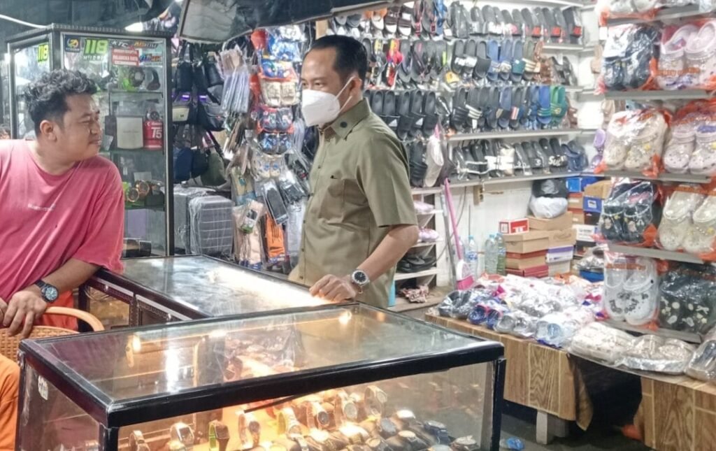 Malam-malam ke Pasar Besar, Fairid Bagikan 1.000 Masker dan Tawarkan Kredit UMKM Nol Persen