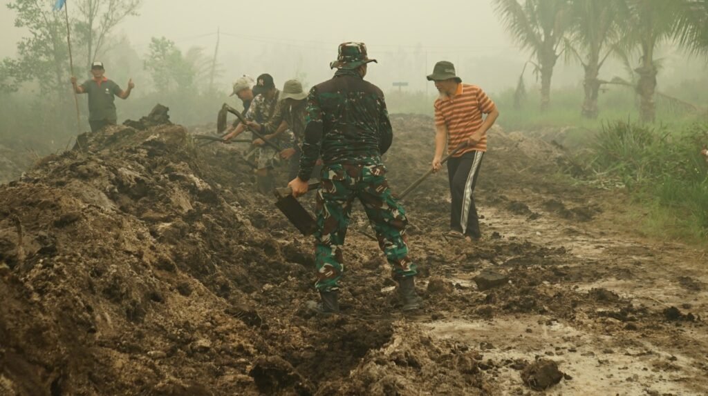 Gotong Royong Bangun Drainase 3 Kilometer, Satgas TMMD dan Warga Bukit Tunggal Bahu-Membahu