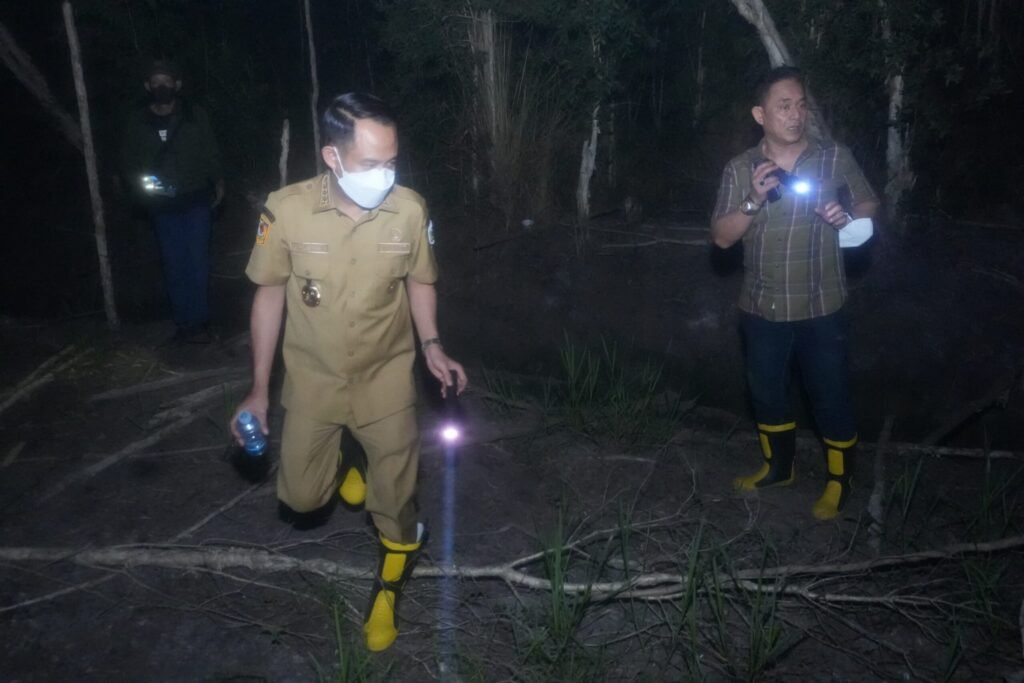 Malam-Malam Wali Kota Turun ke Titik Karhutla, Petugas Harus Tarik Selang hingga 150 Meter
