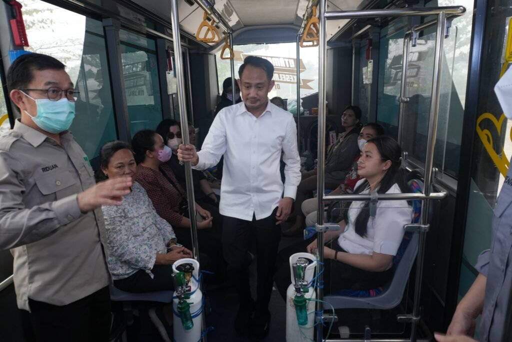 Kabut Asap Belum Reda, Bus Oksigen Keliling Jadi Tempat Warga Bernapas Lega
