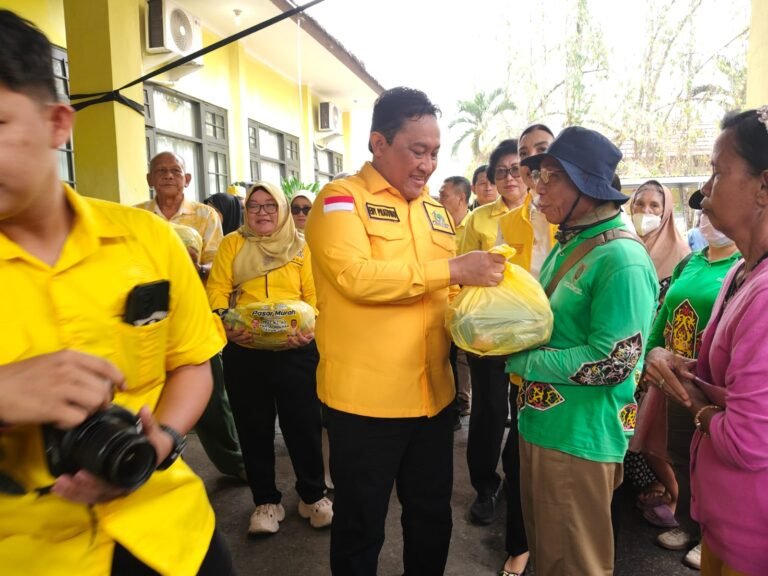 Golkar Kalteng Bagikan 1.000 Paket Sembako di Tengah Kabut Asap